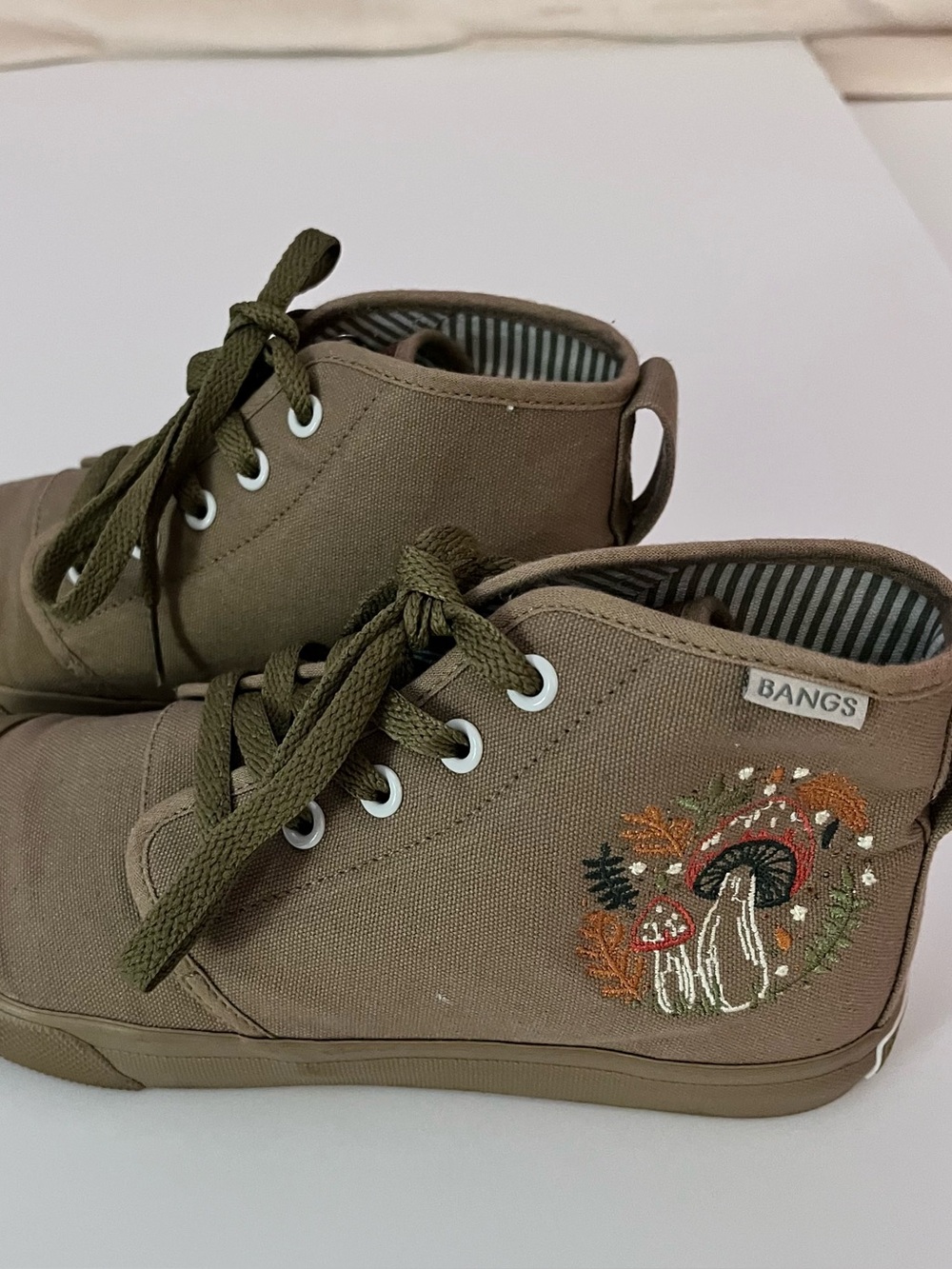 Bangs Shoes Mushroom Meadow Embroidered Canvas Tan High Top Sneakers Womens 6.5
